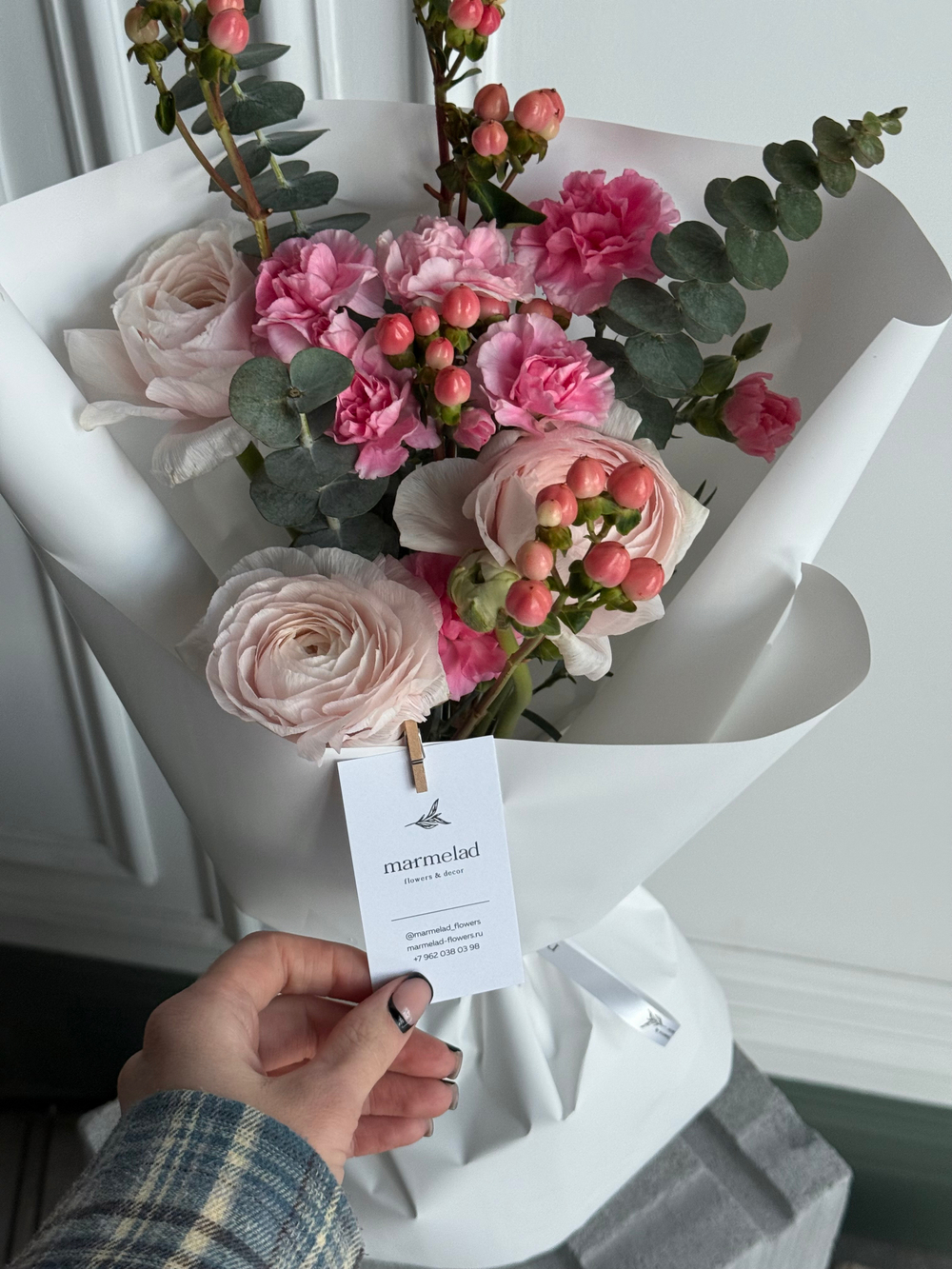 Сборный букет из гиперикума, ранункулюсов, кустовых диантусов и эвкалипта