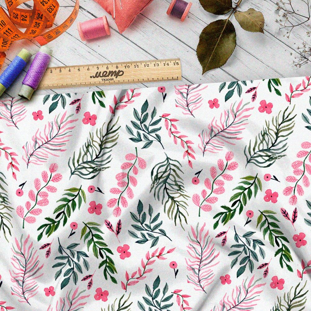 Ткань муслин розовые и зелёные листья на бежевом фоне