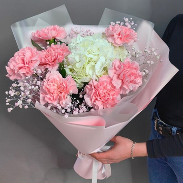 Букет с гортензией и диантусами