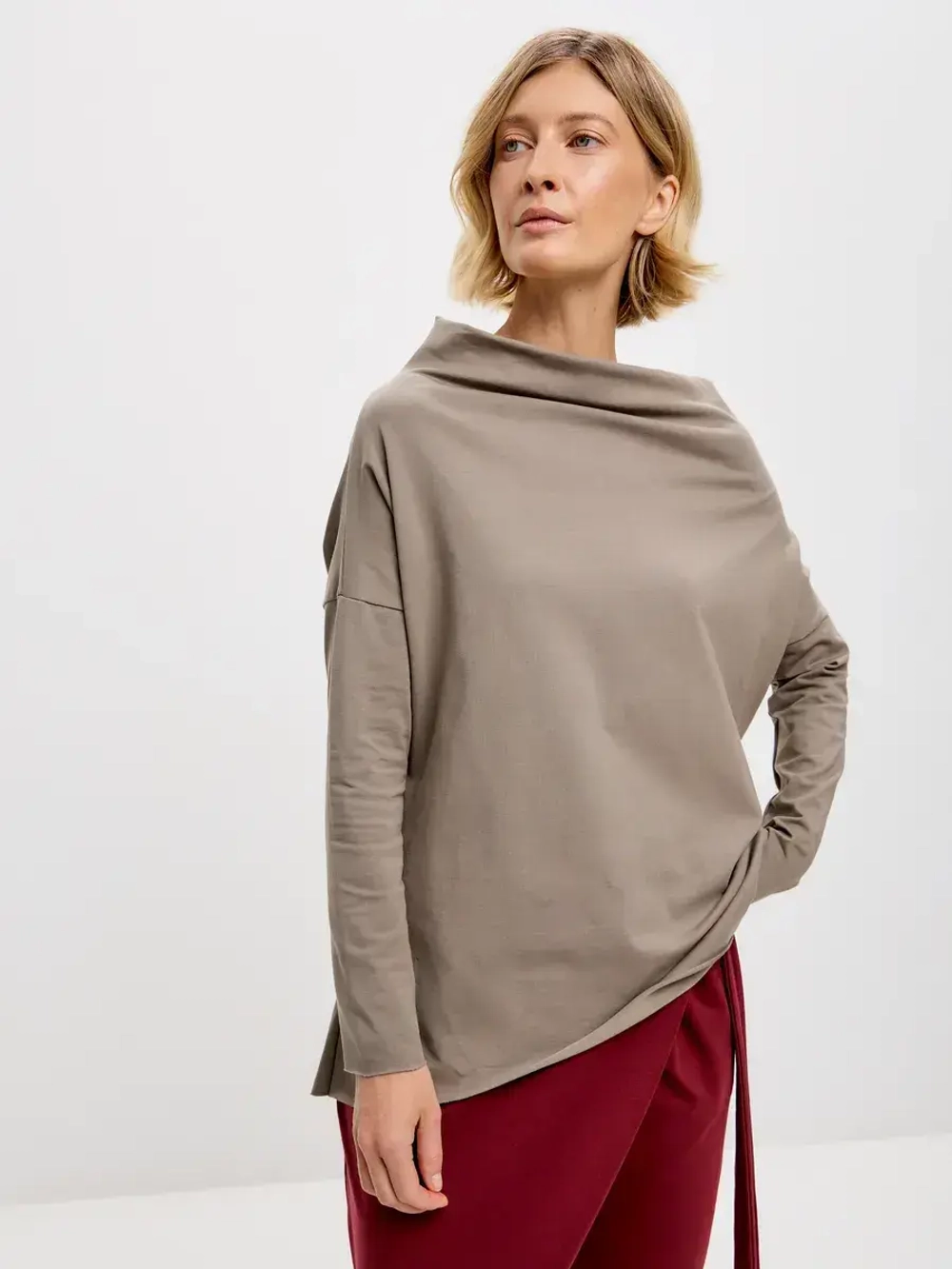 Лонгслив оверсайз с вырезом лодочка