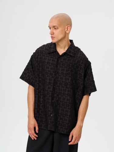 Черная рубашка с фактурным узором