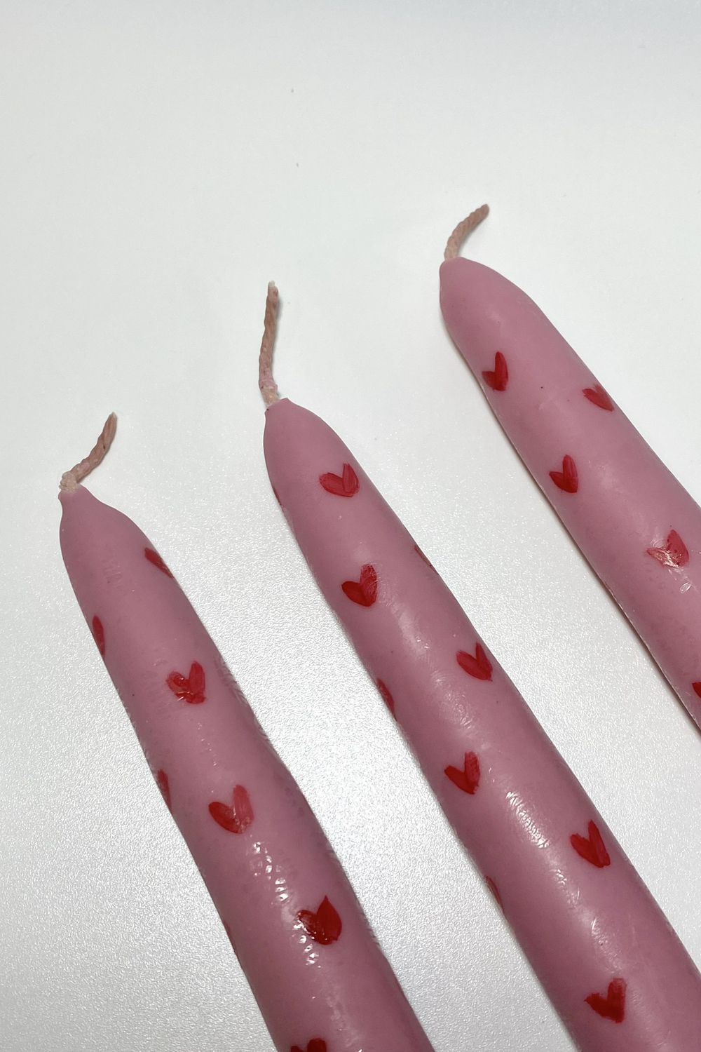Розовая свеча с сердечками