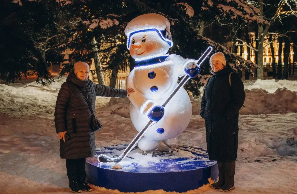 Уличная фигура "Снеговик хоккеист"
