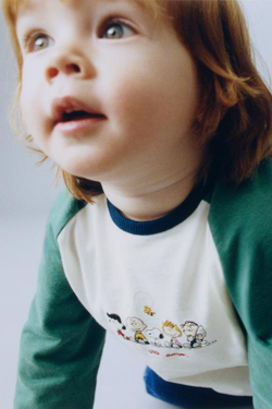 ZARA ФУТБОЛКА С РУКАВАМИ РЕГЛАН SNOOPY PEANUTS™, ЭКРЮ/ЗЕЛЕНЫЙ