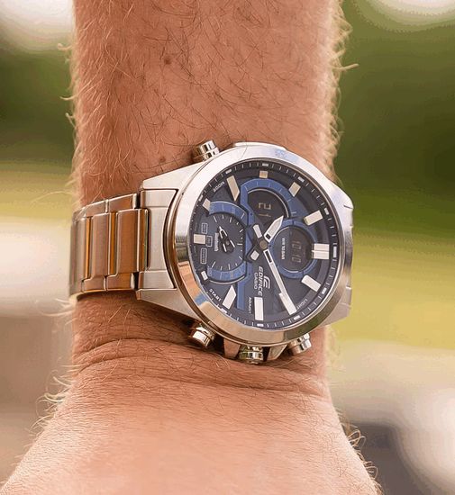 Мужские часы японского бренда Casio модель Edifice ECB-30D-2A на руке