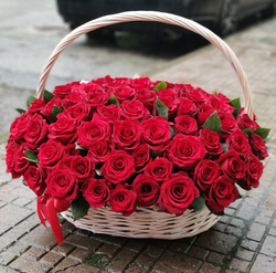 101 РОЗА в плетенной корзине