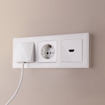 Розетка с заземлением и шторками (белый)