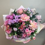 Нежный розовый букет из французских роз, альстромерий кустовых роз хризантемы и зелени в упаковке
