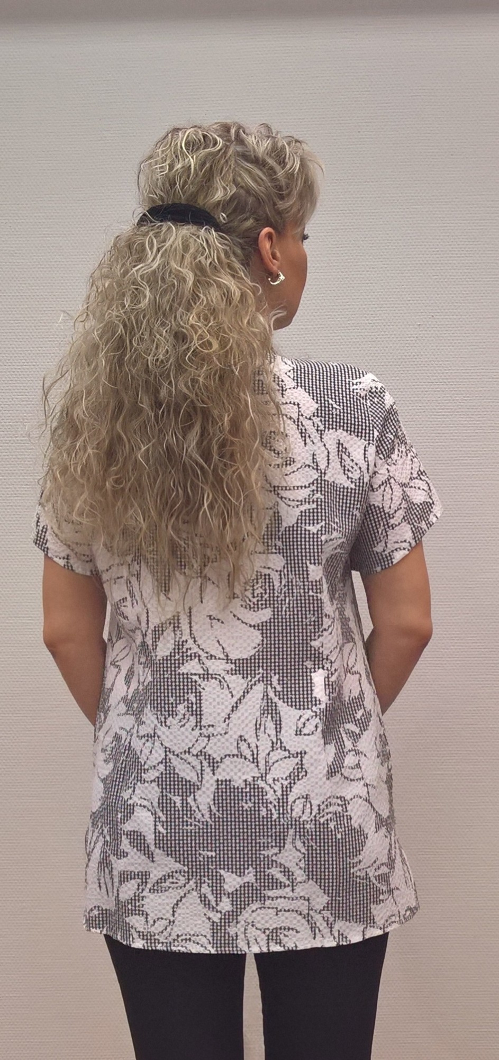 Светлый блузон с красной отстрочкой и "перфорацией" по ткани