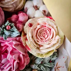 Новогодний зефир круглый «Пион и Розы» / 25 см Новогодний зефир круглый «Пион и Розы» / 25 см