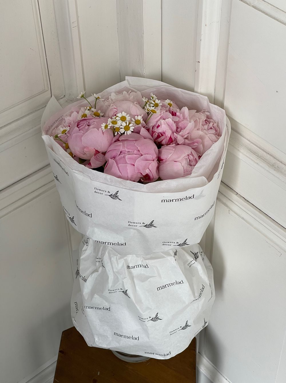 Букет 9шт розовых пионов с ромашками