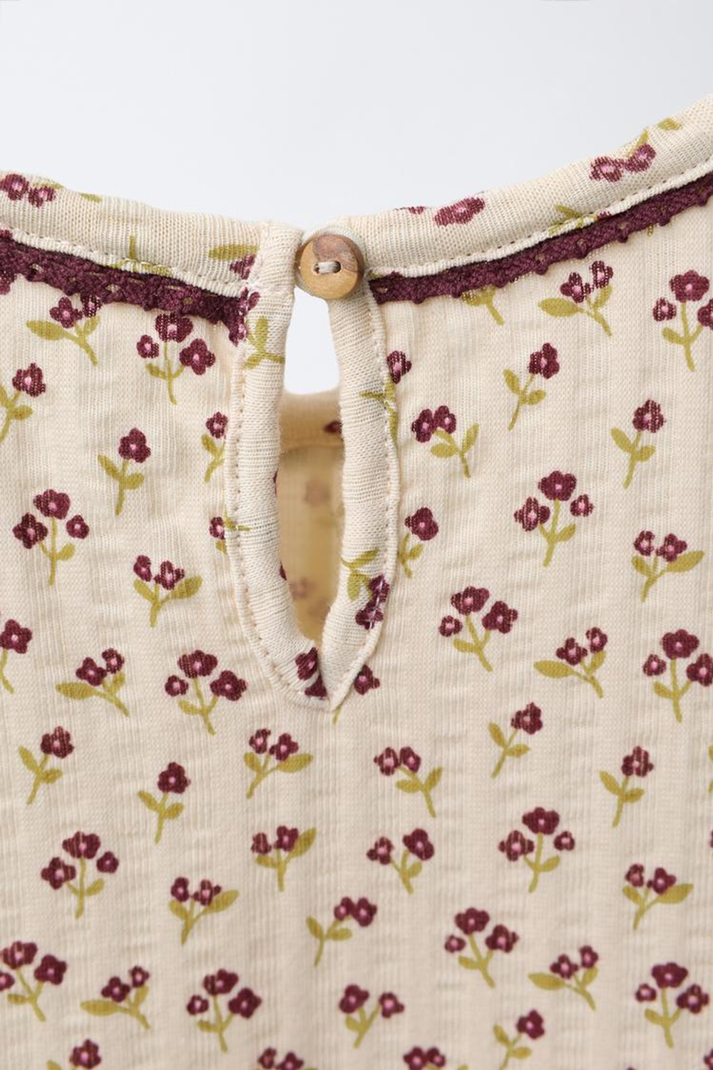 ZARA ПЛАТЬЕ ИЗ РЕЛЬЕФНОЙ ТКАНИ С ЦВЕТОЧНЫМИ ВСТАВКАМИ, ЭКРЮ