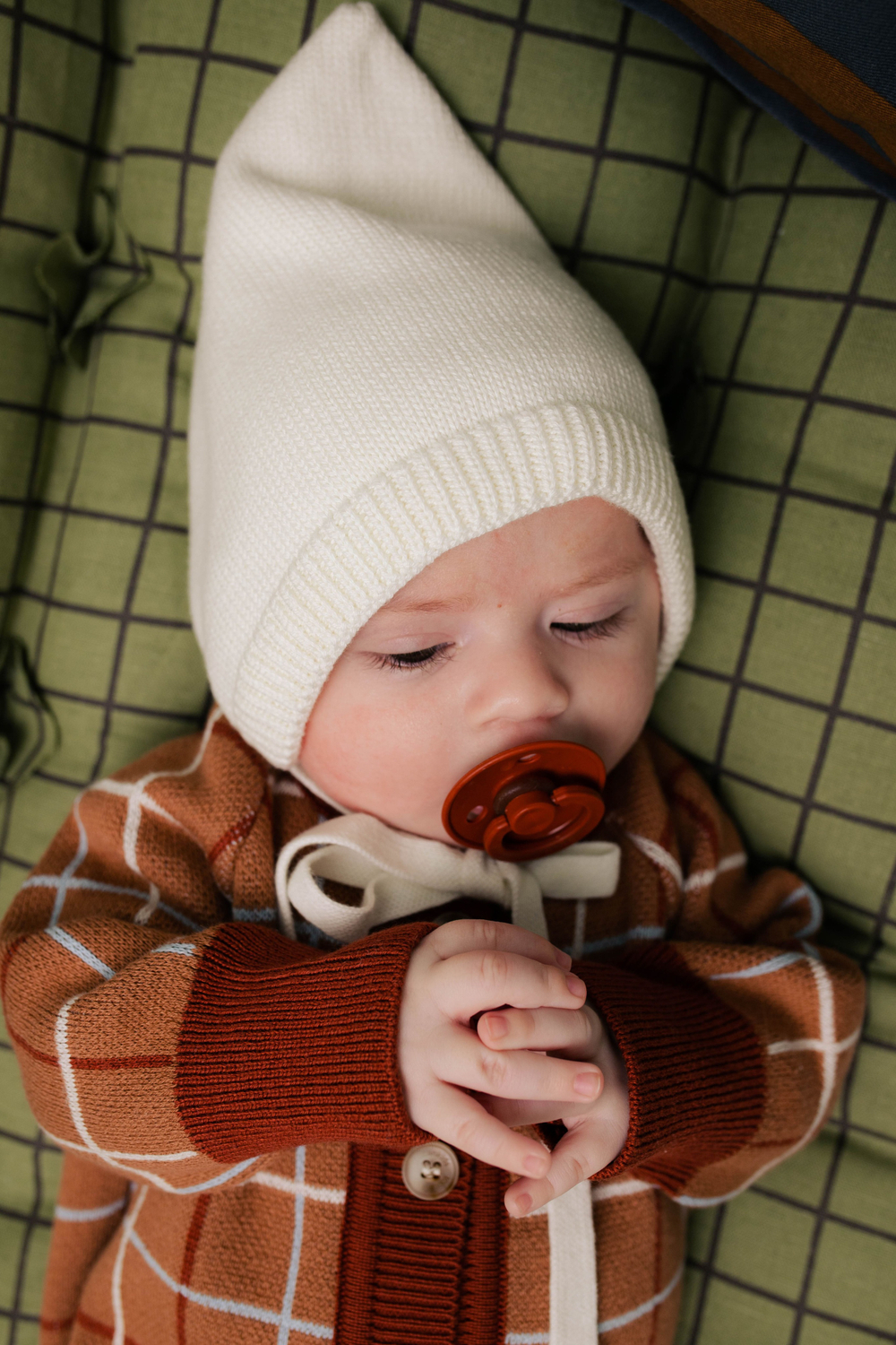 Чепчик вязаный (экрю)