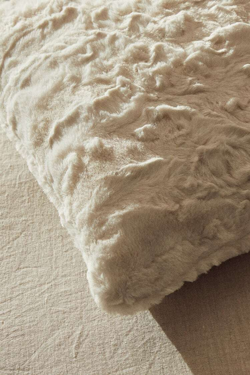ZARA HOME ЧЕХОЛ ДЛЯ ДЕКОРАТИВНОЙ ПОДУШКИ ИЗ ИСКУССТВЕННОГО МЕХА, КРЕМОВЫЙ