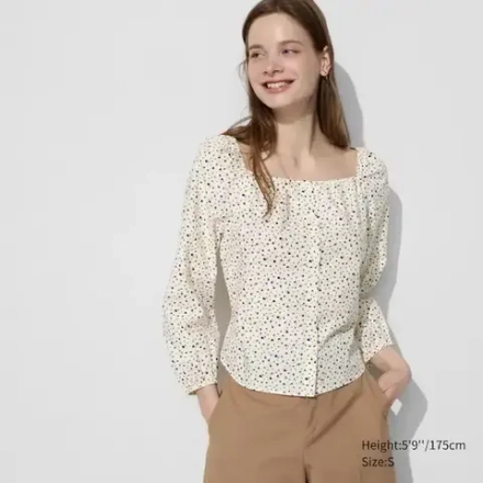 UNIQLO ХЛОПКОВАЯ БЛУЗКА С КВАДРАТНЫМ ВЫРЕЗОМ (С ПРИНТОМ), ЖЕЛТОВАТО-БЕЛЫЙ