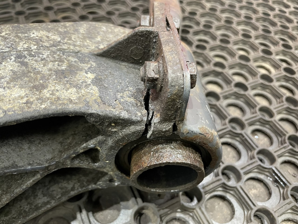 Кронштейн крыла заднего