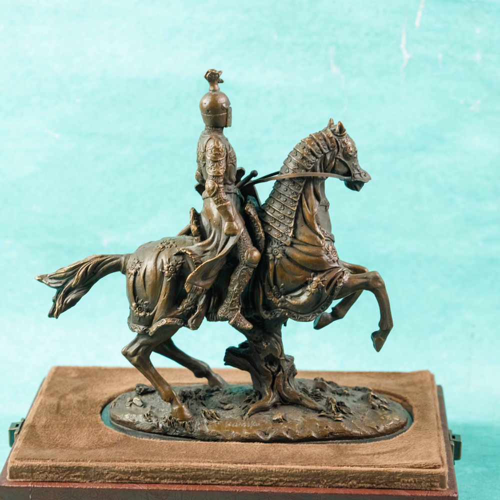 Настольная кабинетная скульптура «Конный рыцарь с копьем»