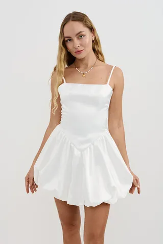 Платье из атласа с юбкой баллон белого цвета