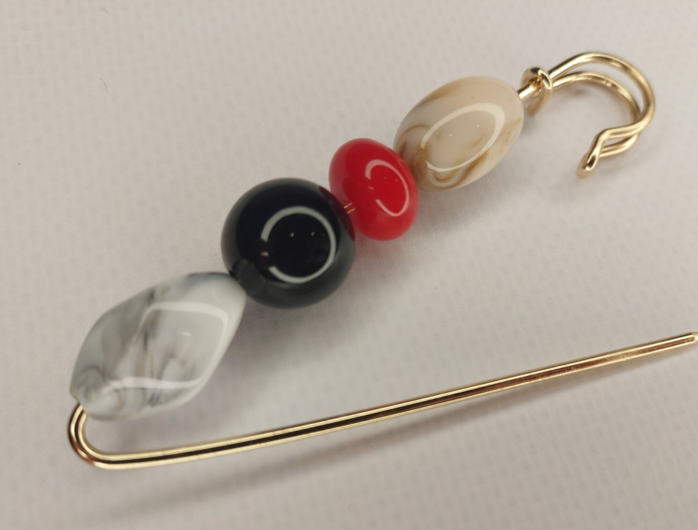 Булавка брошь "Цветные камешки" для кардигана, пальто, платков, костюмов, одежды. Цвет серый красный