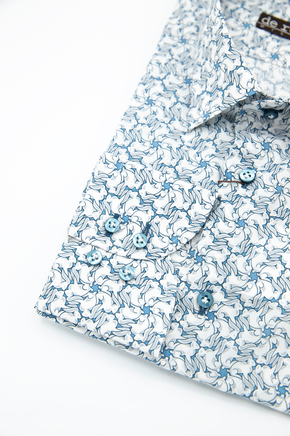 Рубашка с бело-голубым принтом "Кувыркающиеся хвосты"