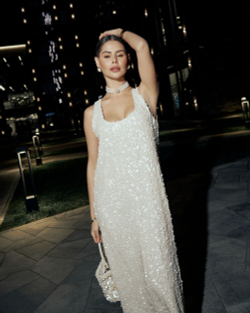 Платье в молочном цвете с пайетками