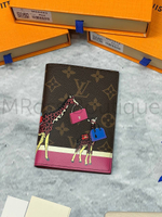 Обложка на паспорт Луи Виттон (Louis Vuitton) премиум класса с принтом жирафа.