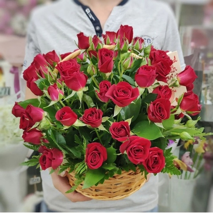 Корзина с кустовыми розами