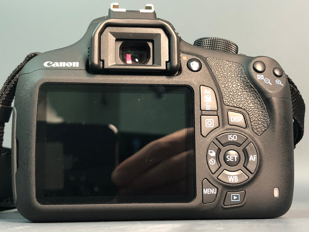 Canon 1200D Kit 18-55mm 3.5-5.6 III 2.000 кадров