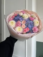 Букет сборный из гортензии, кустовой пионовидной розы, георгин и диантусов