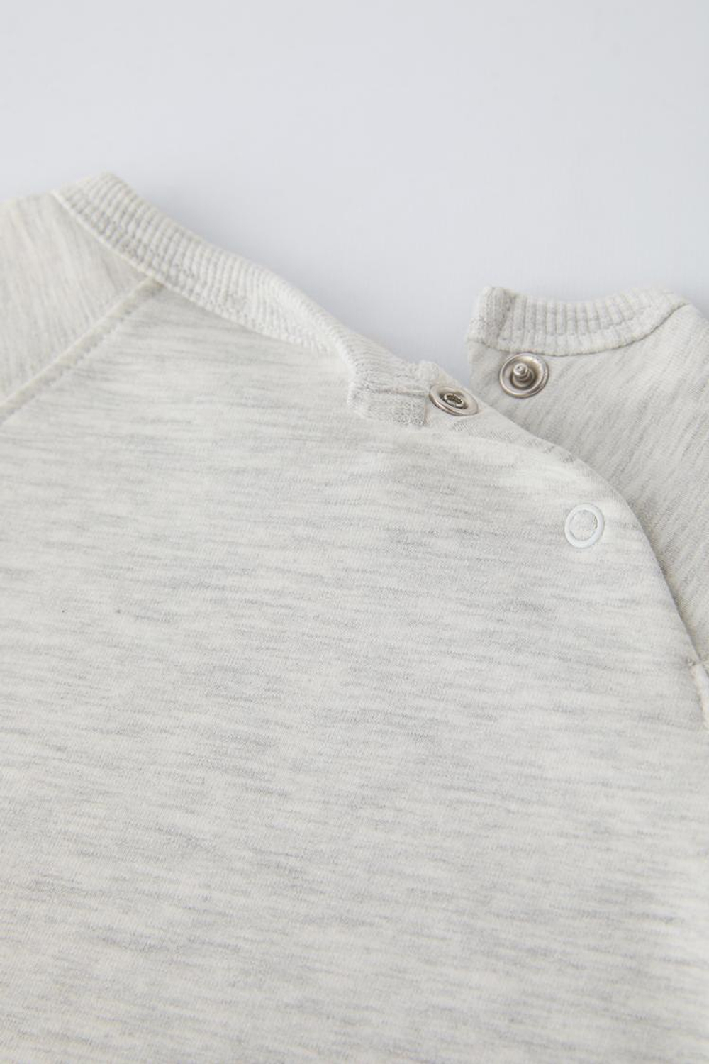 ZARA ОДНОТОННЫЙ КОМПЛЕКТ ИЗ ТОЛСТОВКИ И БРЮК ИЗ МЯГКОЙ ТКАНИ, СЕРЫЙ С МЕЛАНЖЕВЫМ ЭФФЕКТОМ