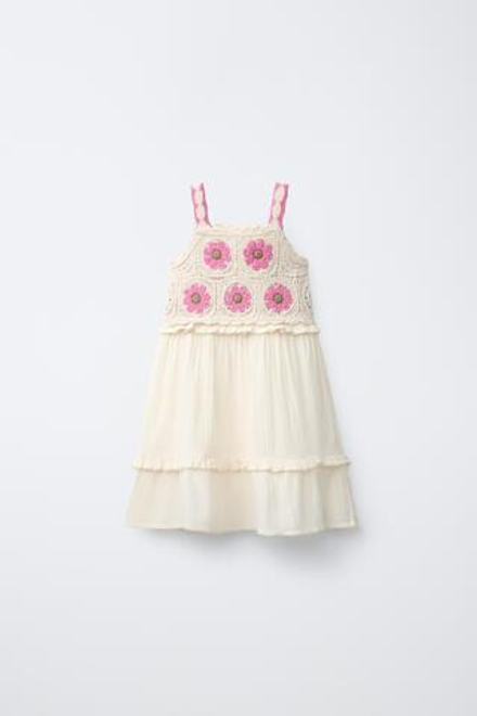 ZARA ВЯЗАНОЕ ПЛАТЬЕ С КРЮЧКОМ И ЦВЕТОЧНЫМ ПРИНТОМ, РОЗОВЫЙ