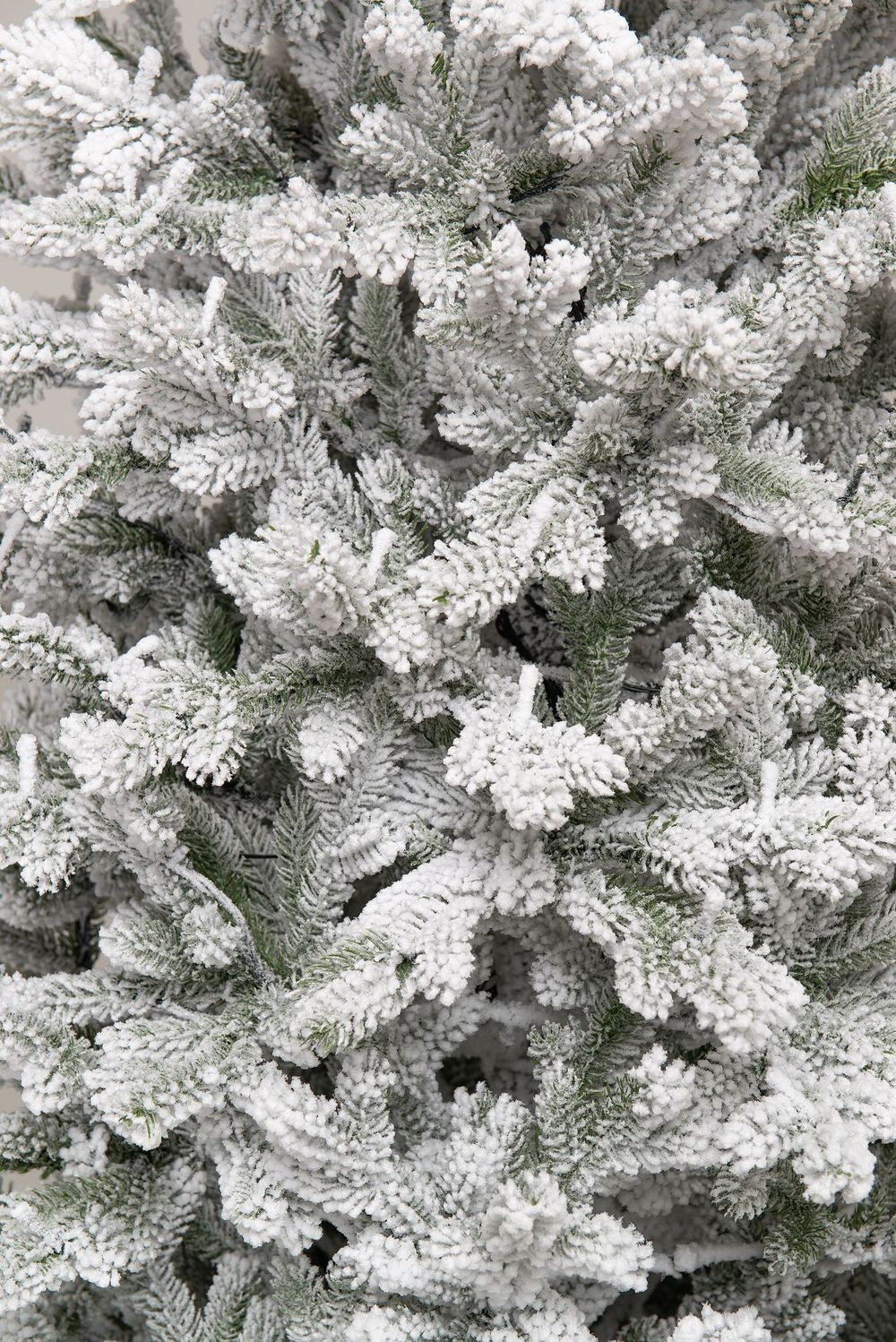 Заснеженная елка с гирляндой «Алтайская» холодный свет (Литая) 3 м