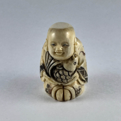 Статуэтка нэцкэ Мальчик с карпом в руках