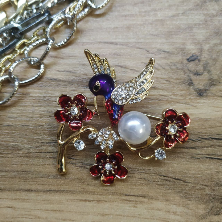 Брошь Колибри на веточке с красными цветами стразы эмаль цветная металл золотистый