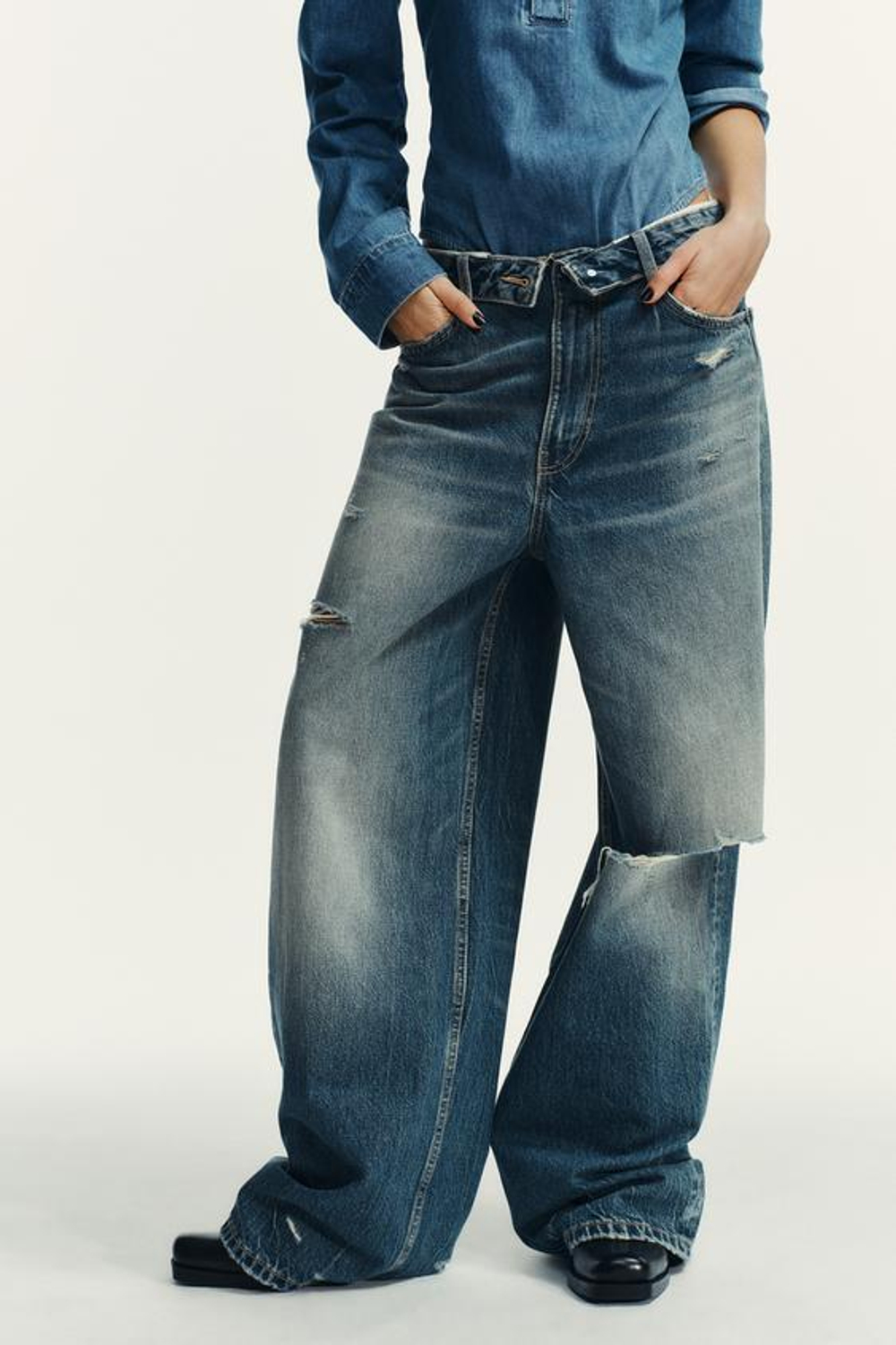 ZARA ДЖИНСЫ TRF СО СРЕДНЕЙ ПОСАДКОЙ И ОТВЕРНУТЫМ ПОЯСОМ, СИНИЙ