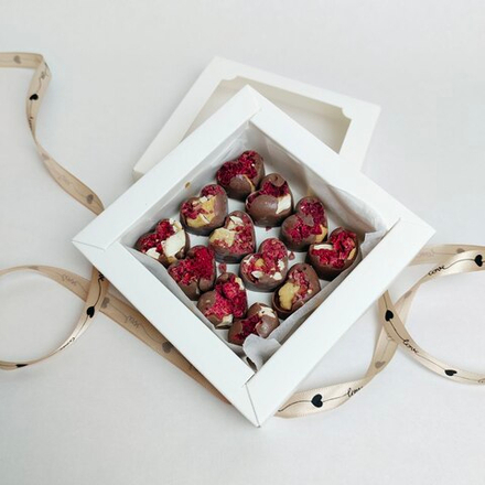 Шоколад ручной работы с сублимированной малиной и кешью