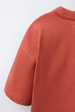 ZARA ФУТБОЛКА ИЗ ПЛОТНОЙ ТКАНИ С ВЫШИТОЙ НАДПИСЬЮ, КРАСНО-ОРАНЖЕВЫЙ