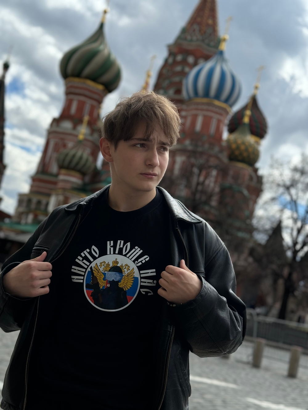 Футболка "Никто кроме нас" для мужчин и женщин с Российским флагом