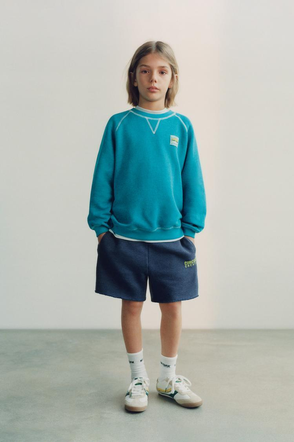 ZARA ТОЛСТОВКА С НАШИВКОЙ, СИНИЙ