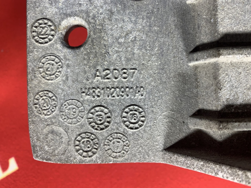 Кронштейн бампера правый 2023г.