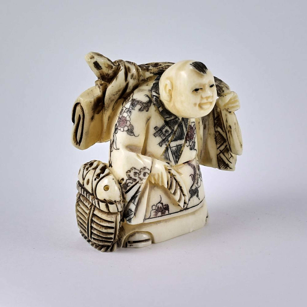 Нэцкэ Странник с корзиной рыбы и кузовом через плечо