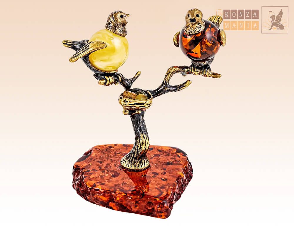 фигурка Птички на дереве на янтаре