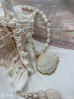 Колье из натурального перламутра с подвеской в форме ракушки