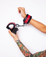 Черно-красные наручники Scandal из натуральной кожи со стальным соединителем (Цвет: черный)