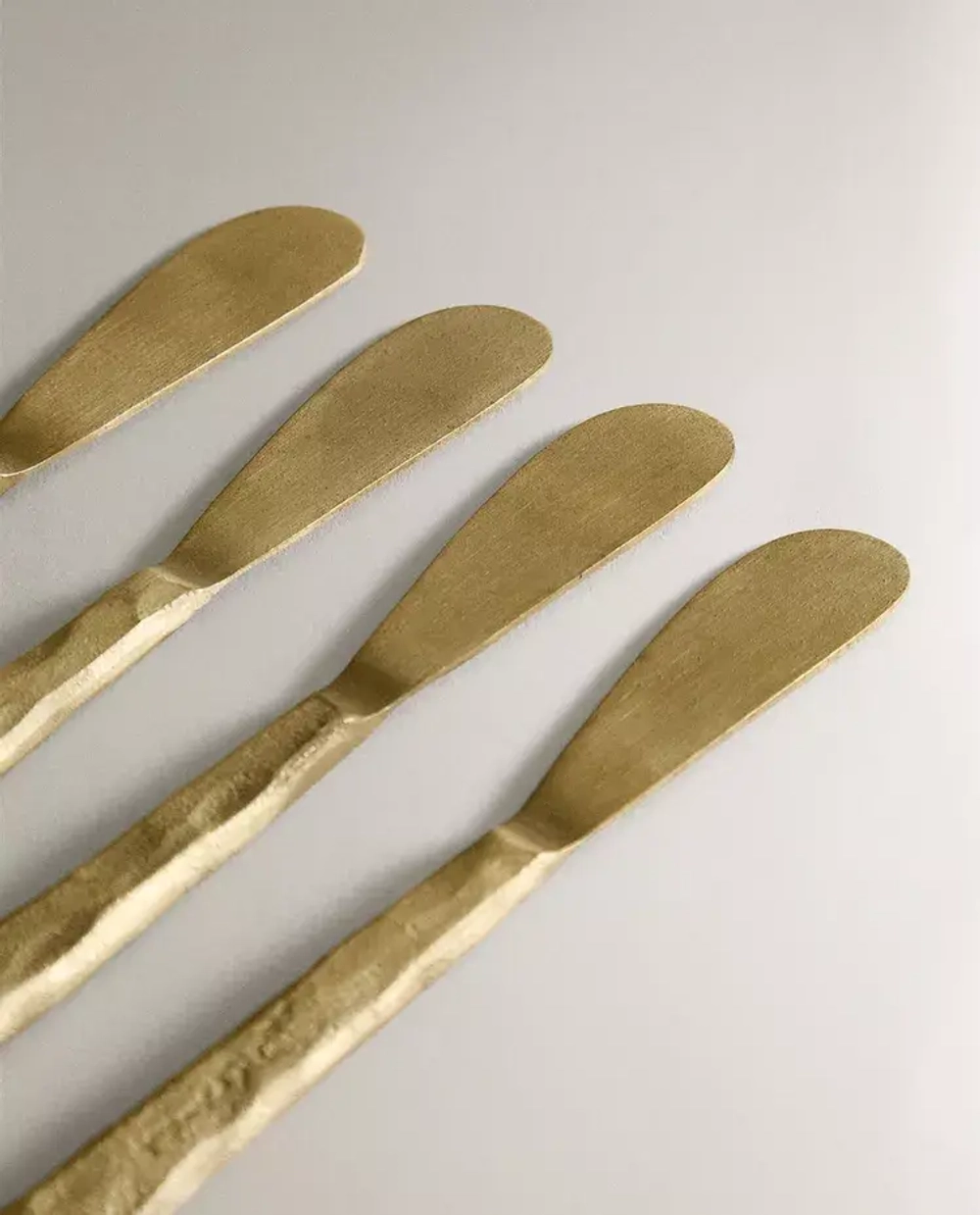 ZARA HOME НАБОР НОЖЕЙ ДЛЯ МАСЛА С ЧЕКАНКОЙ (4 ШТ.), ЗОЛОТОЙ