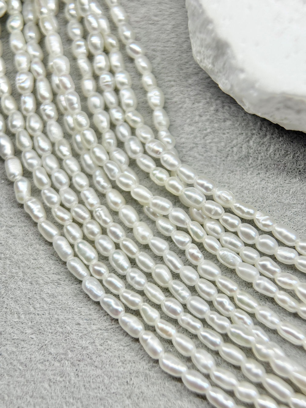 Натуральный барочный жемчуг супермелкий 1,5-2 мм, кремовый, нить 18 см