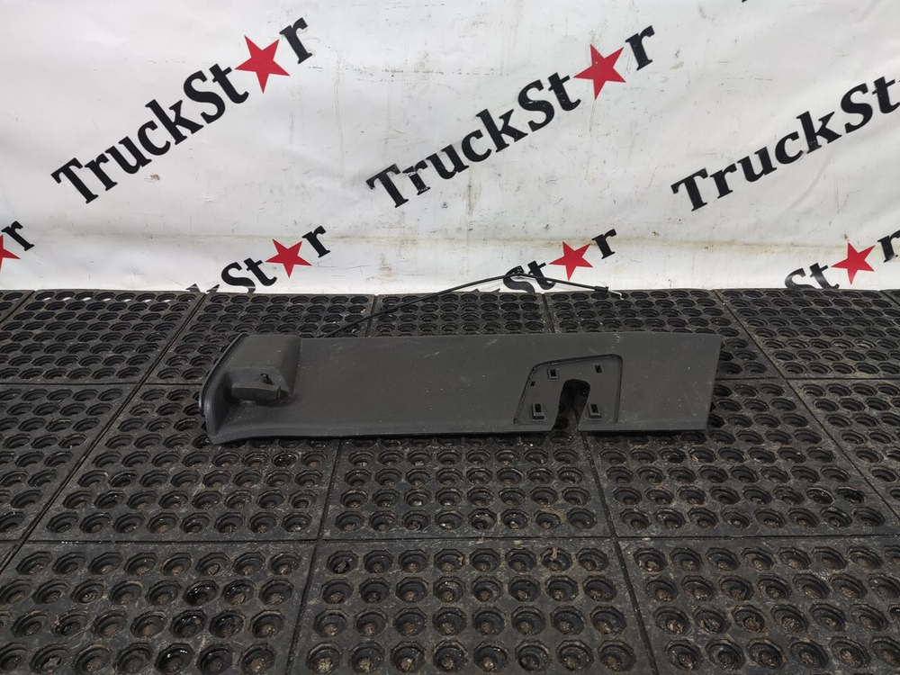 Накладка в сборе с тросом инструментального ящика 2023г