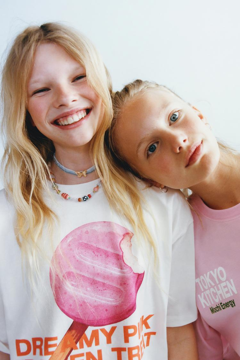 ZARA ФУТБОЛКА С ПРИНТОМ «МОТИ», ЦВЕТ ЛЬДА