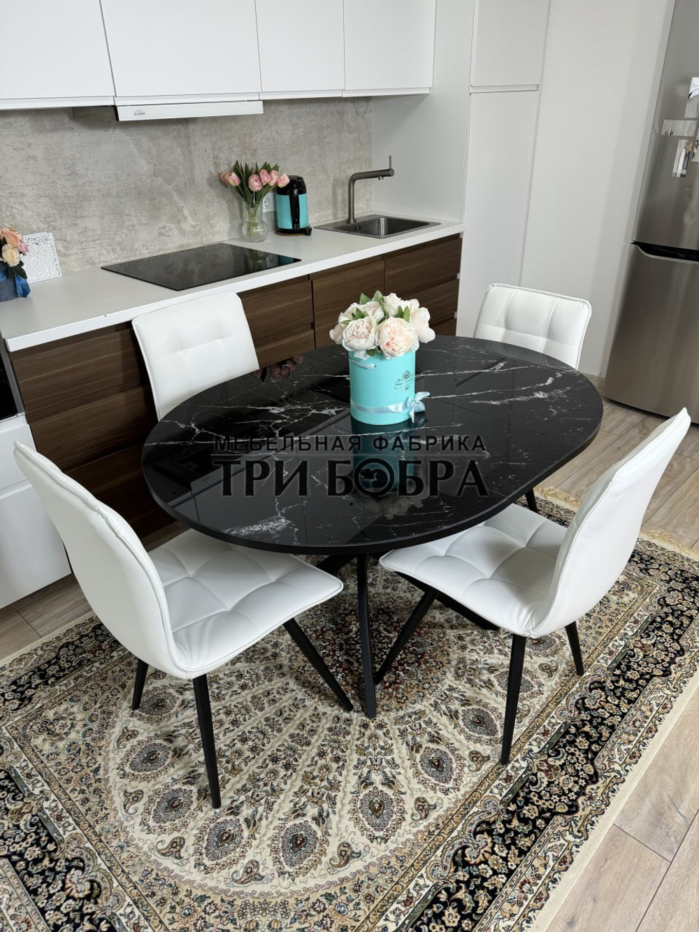 Круглый стеклянный раздвижной стол "Черный оникс" и стулья "ГУЧИ" белый