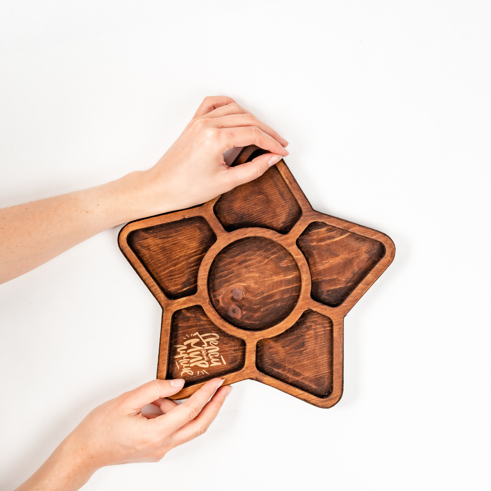 Менажница деревянная из сибирского кедра для подачи блюд и закусок с гравировкой "ДЕЛАЙ ЭТОТ МИР ЛУЧШЕ". MG101